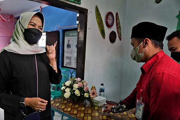 Wali Kota Batu usai memberikan hak suaranya di TPS 23 Desa Pesanggrahan. (ist) - Wali Kota Batu Berikan Hak Suara di TPS Pilkades Pesanggrahan