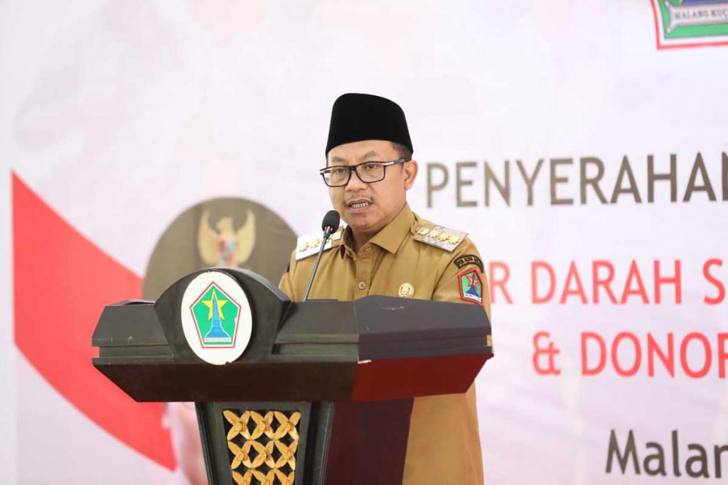 Wali Kota Malang, Sutiaji, saat memberikan apresiasi dan ucapan terimakasih kepada para pendonor penerima penghargaan. (ist) - 48 Pedonor Darah Sukarela 75 Kali Dapat Penghargaan dari Pemkot Malang