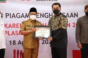 Wali Kota Malang, Sutiaji, saat memberikan piagam penghargaan kepada salah satu pendonor darah sebanyak 75 kali. (ist) - 48 Pedonor Darah Sukarela 75 Kali Dapat Penghargaan dari Pemkot Malang