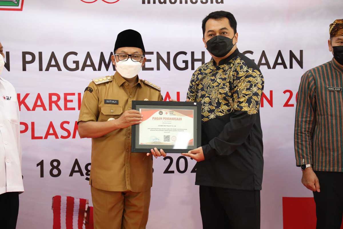Wali Kota Malang, Sutiaji, saat memberikan piagam penghargaan kepada salah satu pendonor darah sebanyak 75 kali. (ist) - 48 Pedonor Darah Sukarela 75 Kali Dapat Penghargaan dari Pemkot Malang