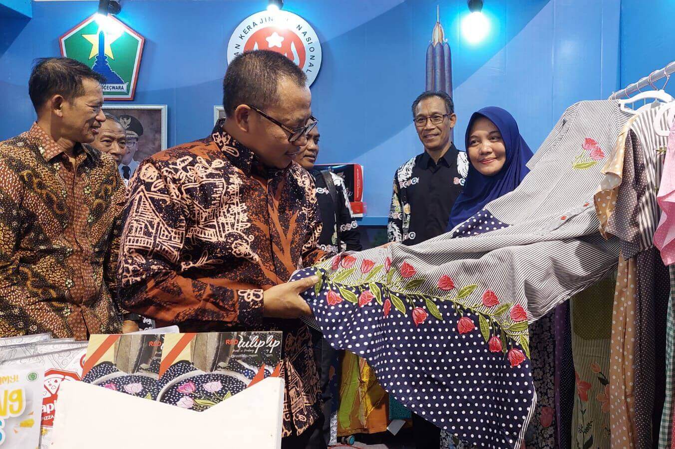 wali kota malang sutiaji saat mengunjungi stan produk umkm kota malang