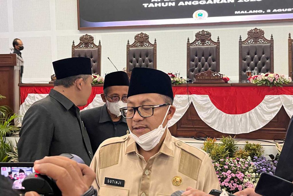 Wali Kota Malang, Sutiaji, saat menjawab pertanyaan awak media. (bim) - Banggar DPRD Kota Malang Lakukan Penyesuaian RKUA-PPAS TA 2023