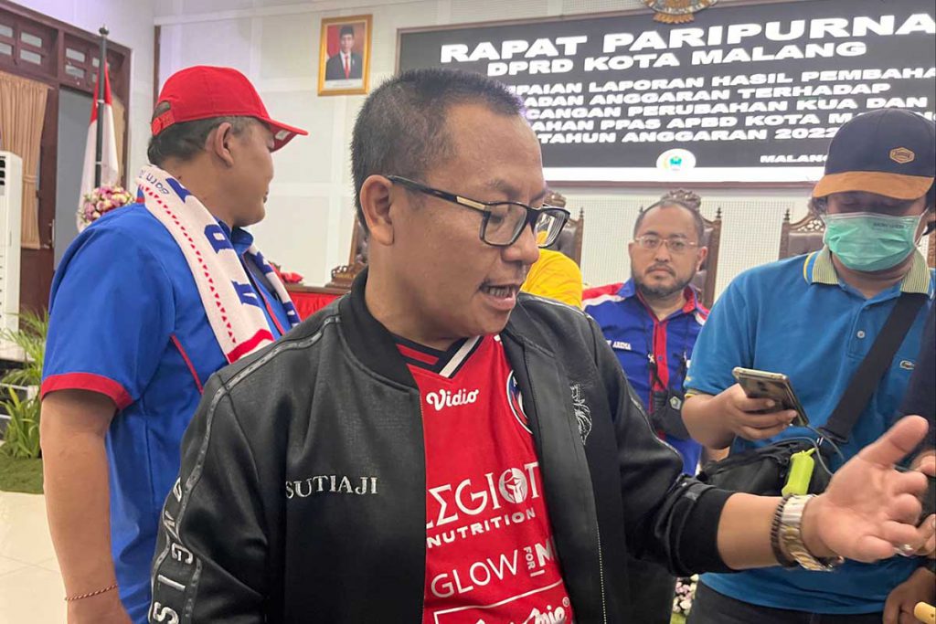 Wali Kota Malang, Sutiaji, saat menjawab pertanyaan awak media, dengan mengenakan jersey Arema. (bim) - Anjuran Pakai Atribut Arema bagi Anak SD di Kota Malang, Begini Respon Wali Murid