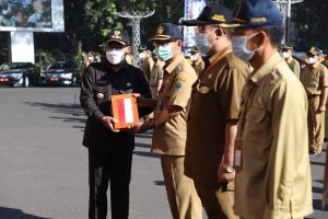 wali kota malang sutiaji secara simbolis memberikan bendera merah putih kepada camat se kota malang.