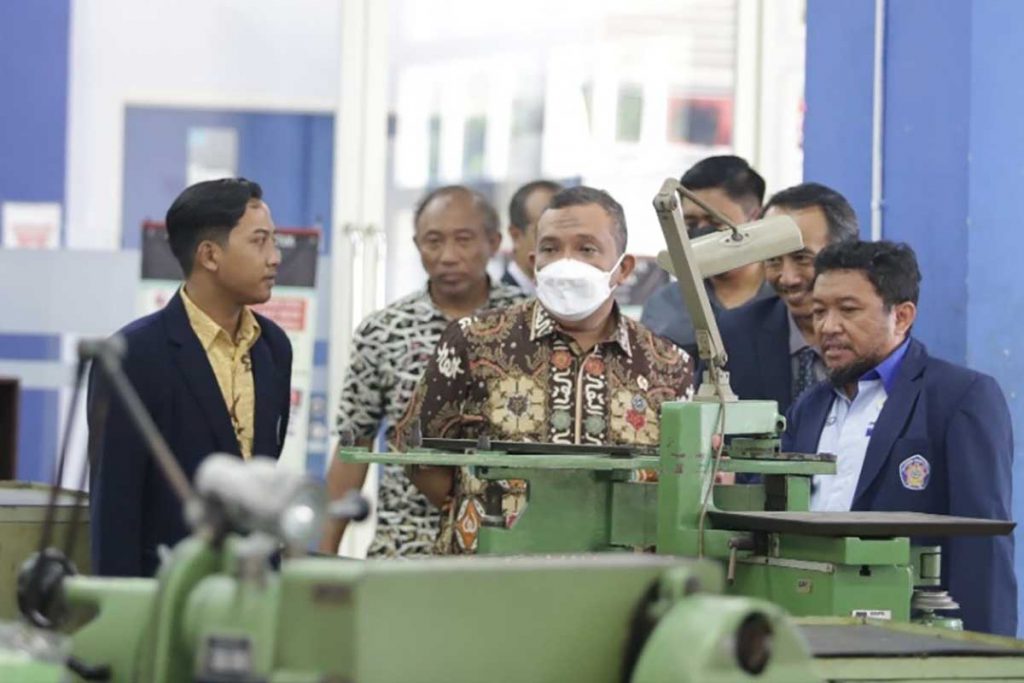 Wamenaker meninjau fasilitas laboratorium di Jurusan Teknik Sipil dan Jurusan Teknik Mesin. (ist) - Wamenaker RI Dorong Mahasiswa Polinema Miliki Skill Sesuai Kebutuhan Du-di