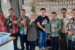 wawali batu dan kepala bpjstk batu menyerahkan kartu kepesertaan aktif kepada pemilik kafe.2