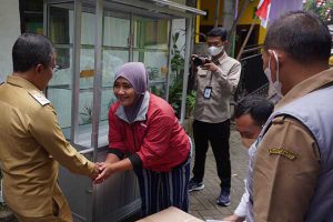 Wawali Batu menyerahkan Bantuan sarana prasarana usaha. (ist) - Pemkot Batu Kembali Serahkan Bantuan Sarana Prasarana bagi KPM