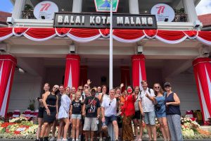 wisatawan asing dari belanda saat berfoto bersama dengan plt disporapar kota malang ida ayu