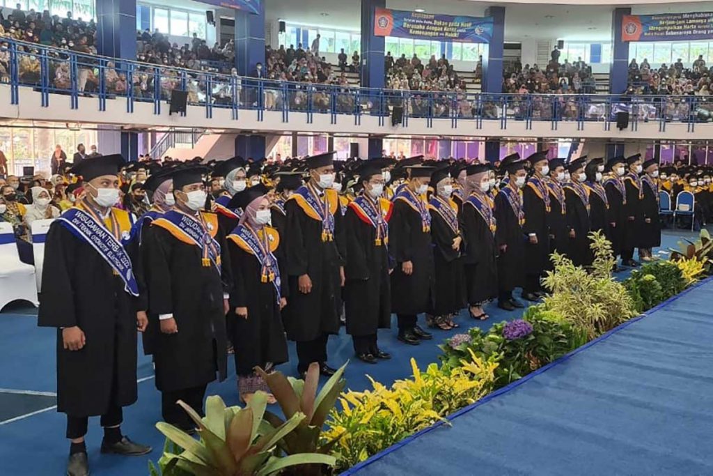 Wisudawan-wisudawati terbaik gelombang pertama tahun akademik 2021/2022. (ist) - Tutup Expo Pariwisata, Disparta Batu Launching KWB Super Adventure 5