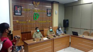dr Feri, dr Vidia dan dr Luluk, anggota dewan saat press release. (ful) - RSUD Jombang Sudah Berikan Pelayanan Prima untuk Pasien