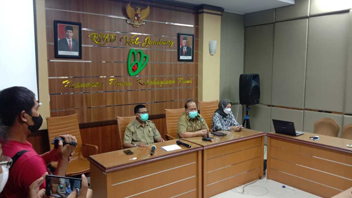 dr Feri, dr Vidia dan dr Luluk, anggota dewan saat press release. (ful) - RSUD Jombang Sudah Berikan Pelayanan Prima untuk Pasien