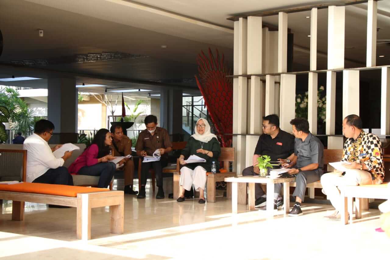 pembahasan raperda dana abadi pendidikan berlangsung di loby hotel karena sempat terjadi gempa.