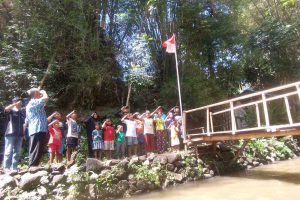 penghormatan sang merah putih di kawasan sungai. ist