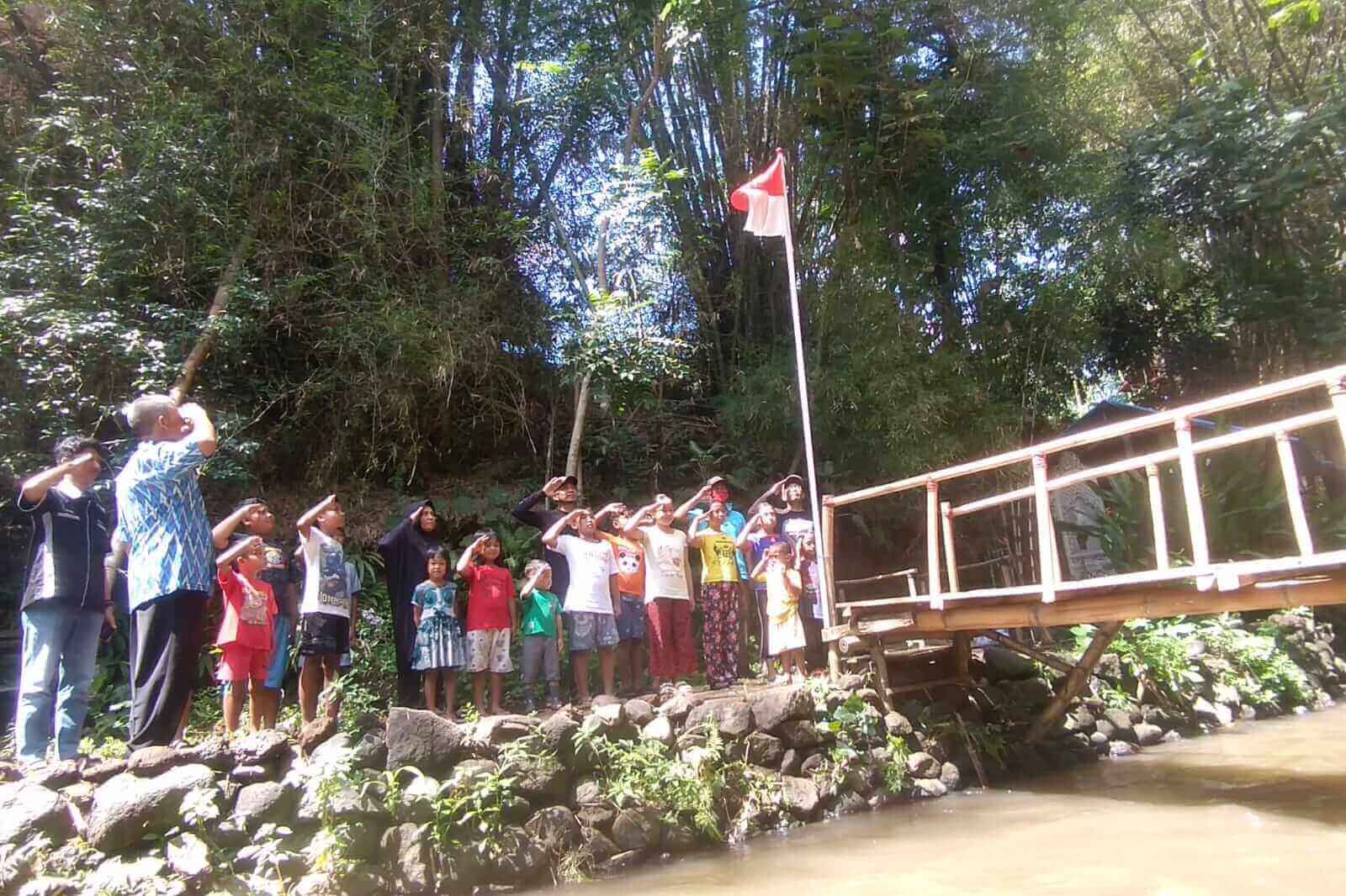 penghormatan sang merah putih di kawasan sungai. ist