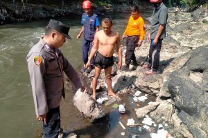 proses pencarian korban di sungai brantas