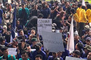 Aksi Mahasiswa Kota Malang Kritik Perayaan HUT Puan