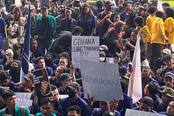 Aksi Mahasiswa Kota Malang Kritik Perayaan HUT Puan