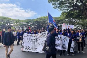 aksi penolakan kenaikan bbm oleh bem malang raya di depan gedung dprd kota malang