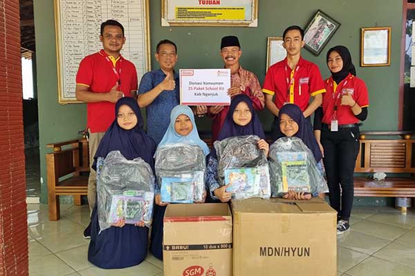 Alfamart bagikan tas sekolah pada anak Panti Asuhan Akhi Agung. (ist) - Alfamart Bagikan Tas Sekolah, Anak Panti Asuhan Akhi Agung Gembira