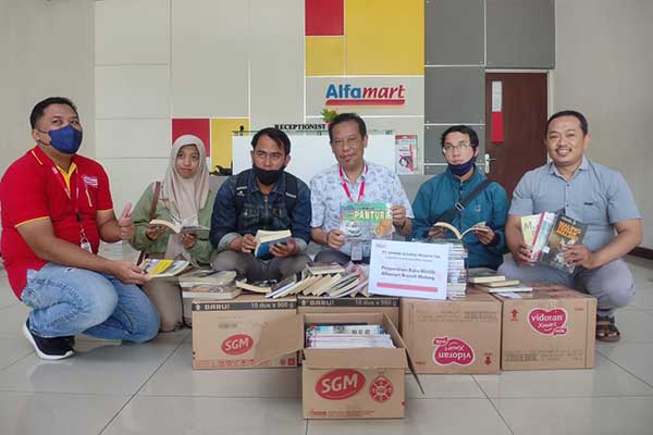 Alfamart menyerahkan ratusan buku ke FKTBM Malang Raya. (rhd) - Peduli Pendidikan, Alfamart Bagikan Ratusan Buku ke FKTBM Malang Raya