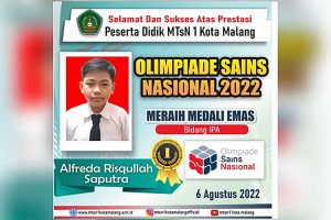 Alfredo Risqullah Saputra mempersembahkan medali emas bidang IPA dalam OSN. (ist) - Awali TA 2022/2023, MTsN 1 Kota Malang Catatkan 204 Prestasi