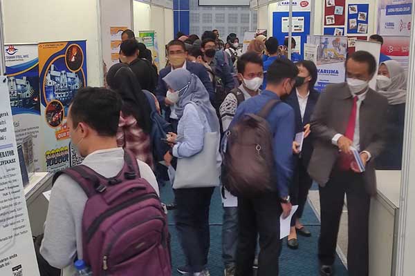 Animo alumni mahasiswa Polinema yang menyerbu stand perusahaan peserta Polinema Job Fair 2022. (rhd) - Ribuan Alumni 2018-2022 Serbu Polinema Job Fair 2022