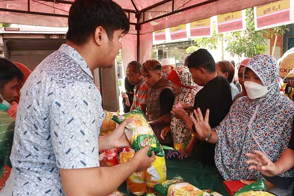 Animo masyarakat menyerbu operasi pasar. (ist) - Pengendalian Inflasi 2022, Pemkot Malang Gelar Operasi Pasar 63 Titik Lokasi