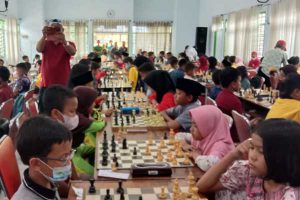 Atlet catur sedang bertanding. (ful) - Klub Catur Pionmas Jombang Jaring Bibit Atlet Profesional