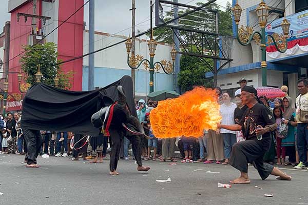 Atraksi ‘Bantengan’ salah satu peserta Karnaval Kota Malang. (bim) - Karnaval Kota Malang ‘Bangkit Bermartabat’ Sukses dan Meriah