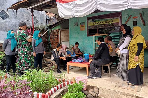 Babinsa Blimbing dampingi tim penilaian Kampung Bersinar RW 05. (ist) - Babinsa Blimbing Dampingi Tim Penilaian Kampung Bersinar RW 05