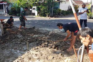 Babinsa Kasin bantu warga perbaiki Jalan Puteran. (ist) - Babinsa Kasin Bantu Warga Perbaiki Jalan Puteran