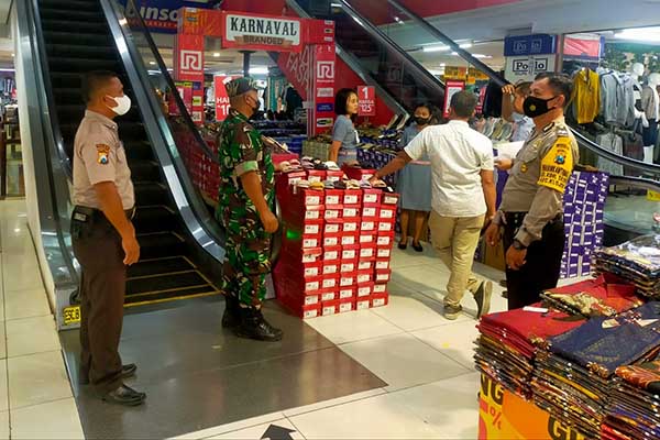 Babinsa Kidul Dalem koordinasi bersama Security Mall Ramayana. (ist) - Jamin Keamanan Pengunjung, Babinsa Kidul Dalem Koordinasi Security Mall Ramayana