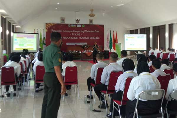 Babinsa Lowokwaru berikan materi Wawasan Kebangsaan kepada Maba STIKES Widyagama. (ist) - Tanamkan Cinta Tanah Air, Babinsa Lowokwaru Berikan Materi Wawasan Kebangsaan