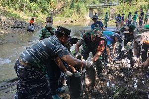 Babinsa Merjosari bersama warga bersihkan sungai Metro. (ist) - Babinsa Merjosari Bersama Warga Bersihkan Sungai Metro