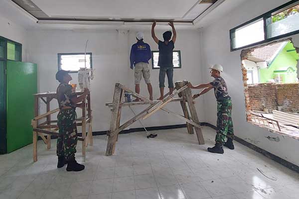 Babinsa Mojolangu kerja bakti perbaiki Musala Al Rohmah. (ist) - Babinsa Mojolangu Kerja Bakti Perbaiki Musala Al Rohmah