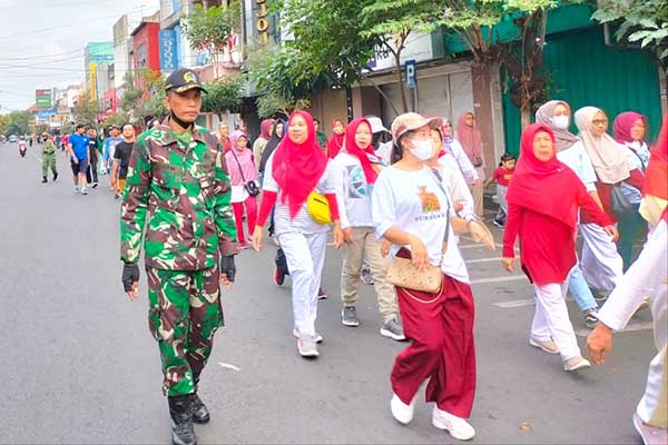 Babinsa Sukoharjo pengamanan jalan sehat HUT RI warga RW. 02. (ist) - Babinsa Sukoharjo Pengamanan Jalan Sehat HUT RI Warga