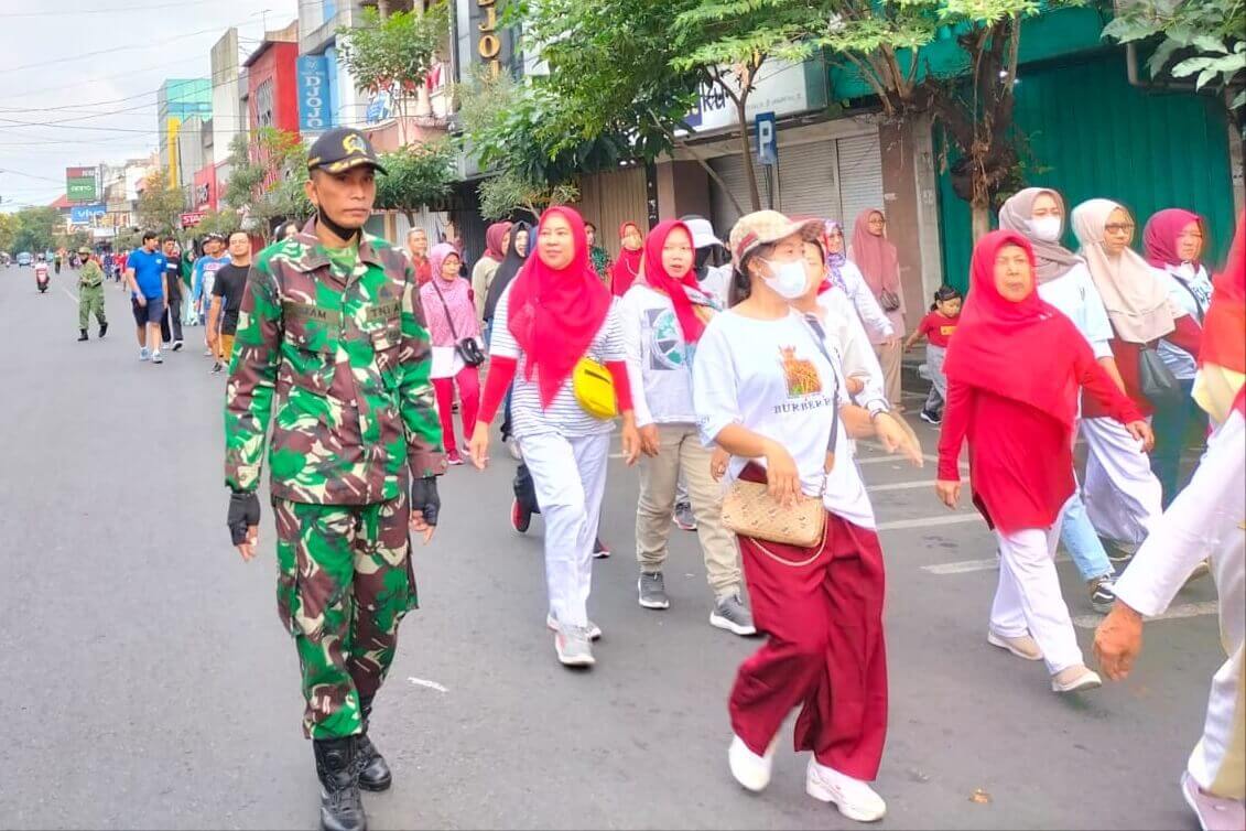 babinsa sukoharjo pengamanan jalan sehat hut ri warga rw. 02 babinsa sukoharjo pengamanan jalan sehat hut ri warga rw. 02