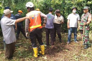 babinsa bersama warga polowijen kerja bakti bersihkan sungai. ist