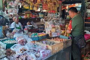 Babinsa pantau HET migor curah Pasar Blimbing. (ist) - Babinsa-Dinas Pasar Pantau HET Migor Curah Pasar Blimbing
