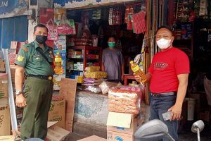 Babinsa pantau migor curah di Pasar Blimbing Rp13 ribu per liter. (ist) - Babinsa Pantau Migor Curah Pasar Blimbing Rp13 Ribu per Liter