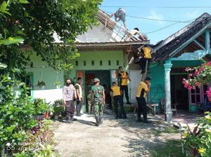 badan penanggulangan bencana daerah bpbd kabupaten bojonegoro beserta tim gabungan yakni satpol pp dan tni polri turun ke lapangan memperbaiki rumah korban bencana