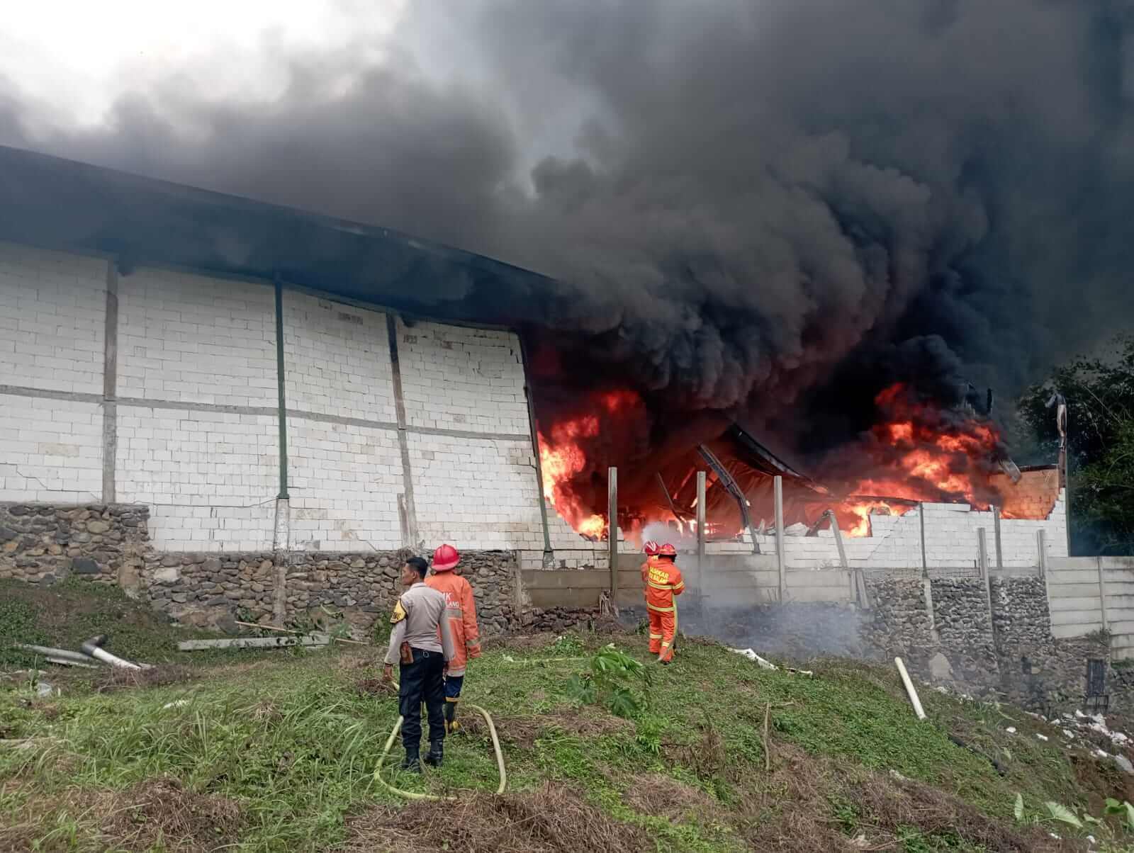 bangunan pabrik yang terbakar. 1