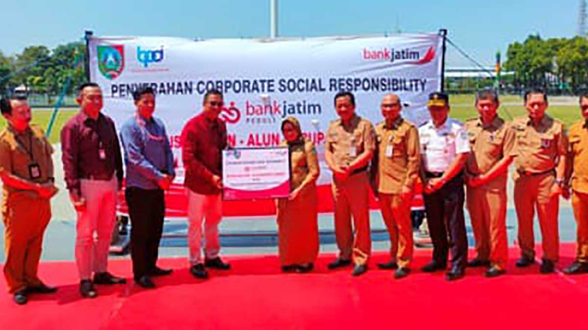 Bank Jatim Serahkan CSR ke Bupati Jombang. (ful) - Bank Jatim Serahkan CSR Kepada Bupati Jombang