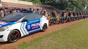 Bersama Mahasiswa, TNI Polri Bagikan Bansos Kepada Warga Terdampak Kenaikan Harga BBM