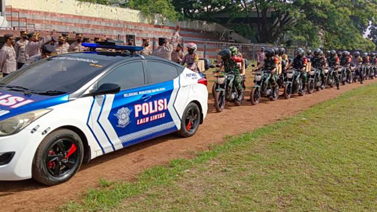 Bersama Mahasiswa, TNI Polri Bagikan Bansos Kepada Warga Terdampak Kenaikan Harga BBM