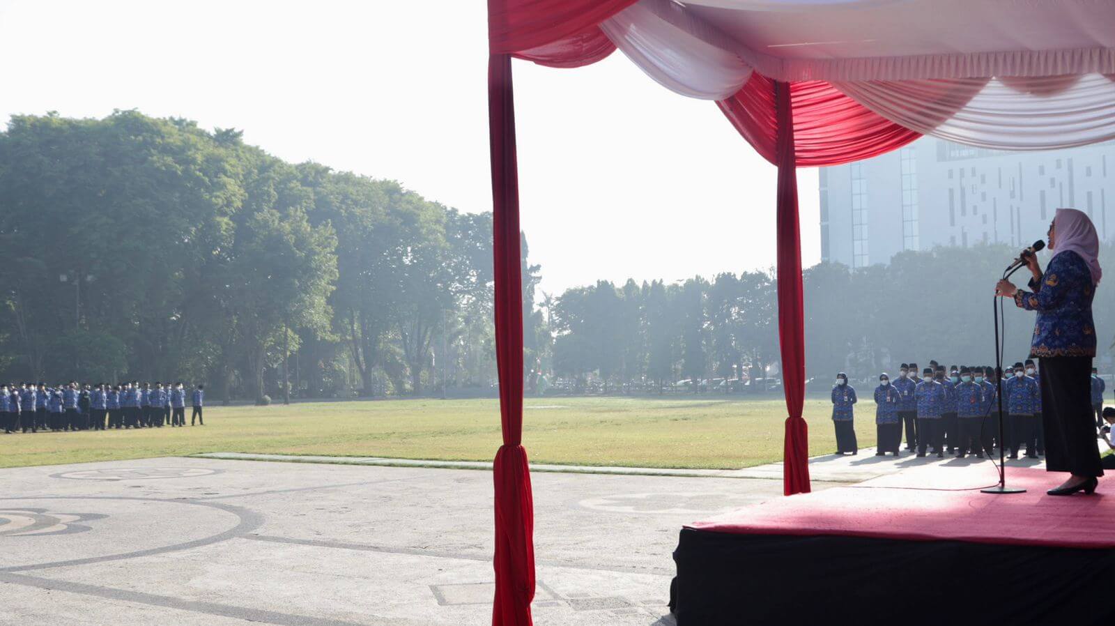 bupati anna muawanah memimpin upacara rutin senin