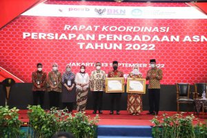 bupati bojonegoro terima penghargaan menpan rb 1