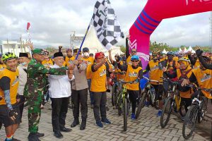 Bupati Malang, HM Sanusi, memberangkatkan peserta Gowes Seduluran. (ist) - Ribuan Goweser Semarakkan Gowes Seduluran NK Cafe