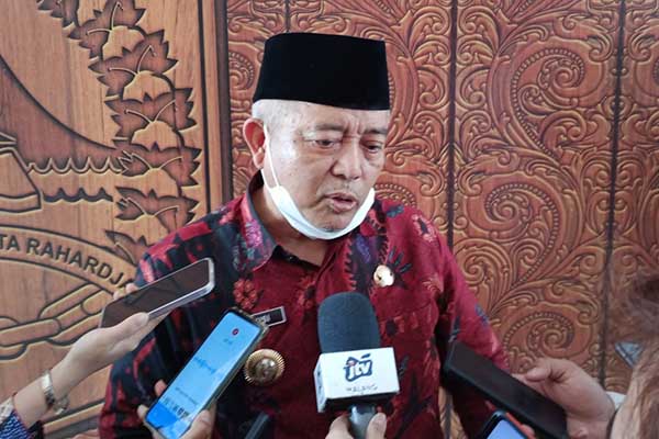 Bupati Malang, HM Sanusi, menjawab pertanyaan awak media. (ist) - Polemik Sumber Pitu, Bupati Malang: Itu B to B, Bukan G to G