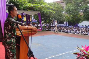 Dandim 0833 memberikan pembekalan Wasbang dan Bela Negara pada Maba Unitri. (rhd) - Dandim 0833 Bekali Wasbang dan Bela Negara Maba Unitri
